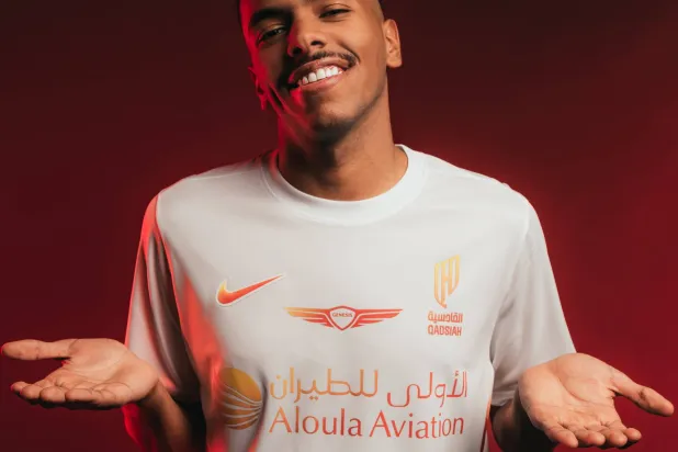 مصعب الجوير بقميص القادسية بعد توقيع العقد (موقع النادي)