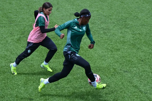 من تدريبات شابات الأخضر في المعسكر (الشرق الأوسط)