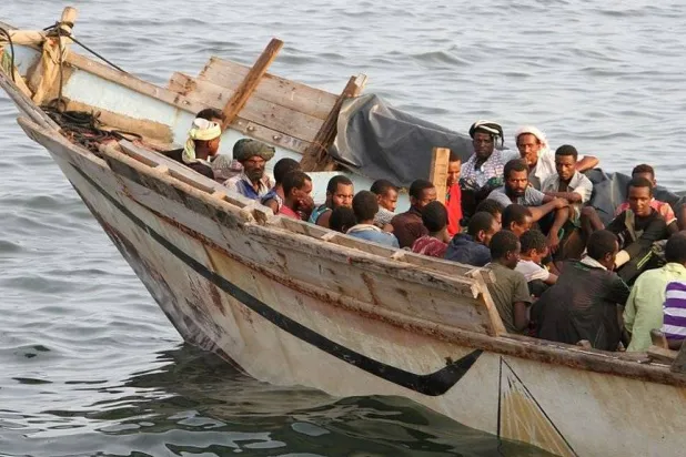 مقتل 68 مهاجراً وفقدان العشرات إثر غرق قارب قبالة سواحل اليمن