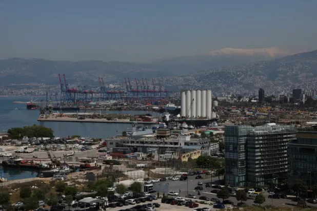 2020'deki patlamada merkezdeki siloların kısmen yıkıldığı Beyrut Limanı'nın genel görünümü (Reuters)