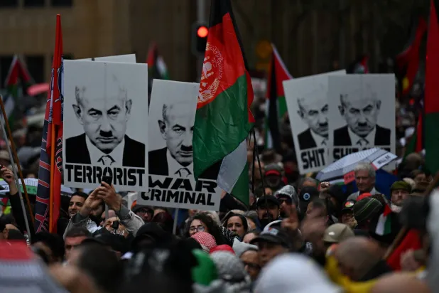 متظاهرون على جسر ميناء سيدني الشهير خلال مسيرة من أجل فلسطين (رويترز)