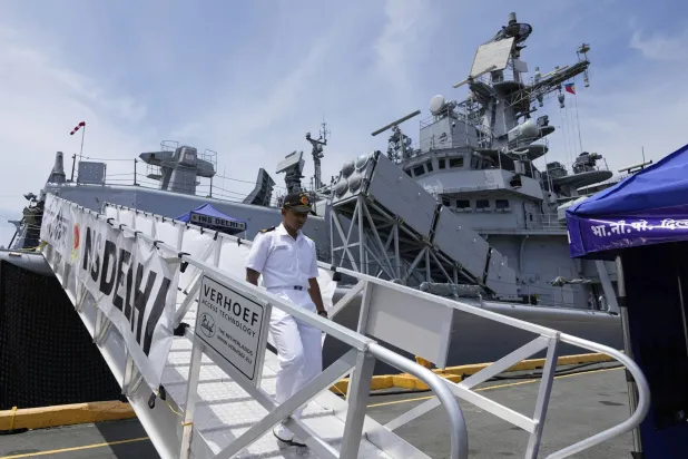 إنزال طاقم السفينة الحربية الهندية «إن إس دلهي» المزودة بصواريخ موجهة والتي ترسو في ميناء مانيلا بالفلبين (أ.ب)