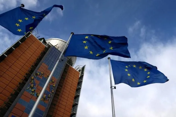 أعلام الاتحاد الأوروبي ترفرف خارج مقر المفوضية ببروكسل (رويترز)