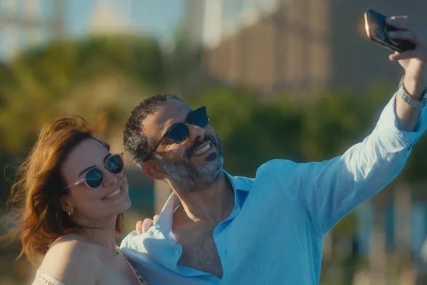 محمد فراج وريهام عبد الغفور في مسلسل «كتالوج» (نتفليكس)