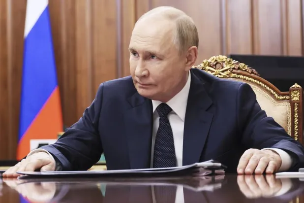  Russian President Vladimir Putin speaks with the head of the Russian-controlled Donetsk region Denis Pushilin during their meeting at the Kremlin in Moscow, Russia, Monday, Aug. 4, 2025. (Mikhail Metzel, Sputnik, Kremlin Pool Photo via AP) 