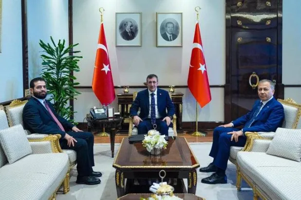 جودت يلماز نائب إردوغان يستقبل وزير الداخلية السوري أنس خطاب في العاصمة التركية أنقرة بحضور وزير الداخلية التركي علي يرلي كايا (إكس)