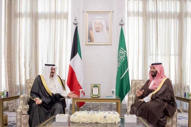 ولي العهد السعودي ورئيس الوزراء الكويتي يستعرضان سبل تعزيز التعاون الثنائي