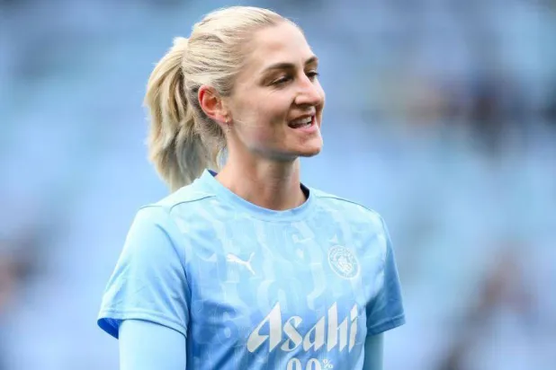 لاعبة خط وسط مان سيتي لورا كومبس (بي بي سي)