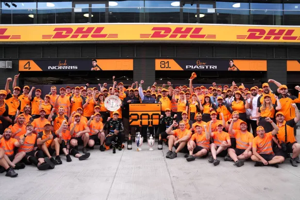 فريق مكلارين يحتفل بفوز سائقيه بسباق المجر (د.ب.أ) 