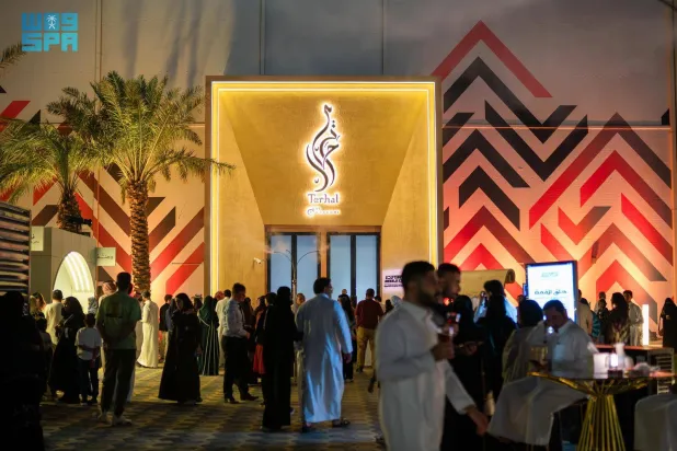 يستحضر العرض مكونات الثقافة السعودية من الفنون الأدائية والحرف اليدوية والأزياء التقليدية إلى الطهي الشعبي (واس)