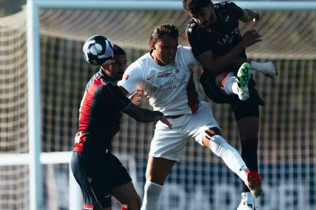 ريتيغي لاعب القادسية في مباراة ودية (نادي القادسية)