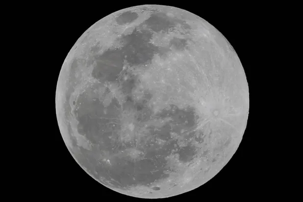 وكالة الفضاء الأميركية تخطط لبناء مُفاعل نووي على سطح القمر (رويترز)
