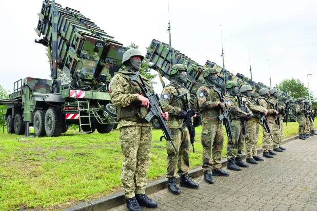 جنود أوكرانيون يشاركون في تدريب على استخدام أنظمة «الباتريوت» بموقع غير مُحدّد بألمانيا العام الماضي (رويترز)