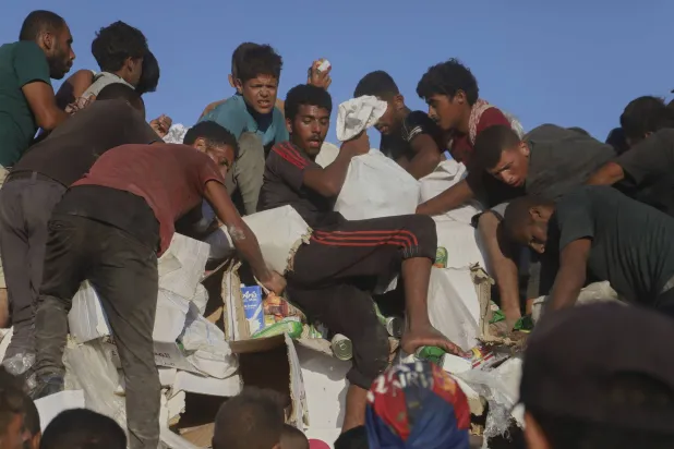 إسرائيل تسمح «جزئياً» بدخول السلع عبر تجار محليين إلى غزة