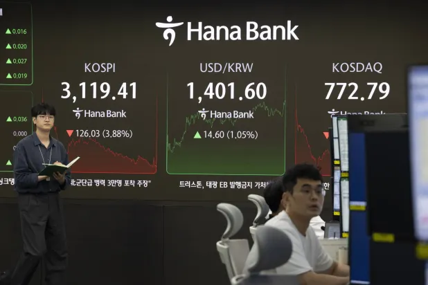 متداولون يعملون أمام شاشات المراقبة في بنك «هانا» بسيول (إ.ب.أ)