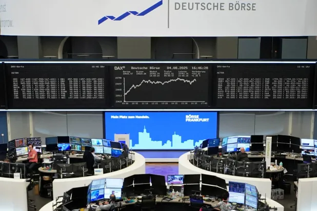 رسم بياني لمؤشر أسعار الأسهم الألماني «داكس» في بورصة فرانكفورت (رويترز)