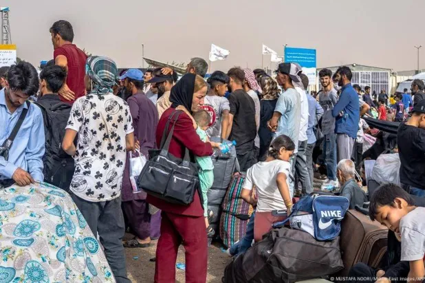 مُرحَّلون أفغان عند المعبر الحدودي الرئيسي مع إيران الشهر الماضي إذ كان الآلاف يُطردون يومياً بعد الحرب الإيرانية - الإسرائيلية في يونيو بعدما اتهمت طهران الأفغان بالتجسس (غيتي)