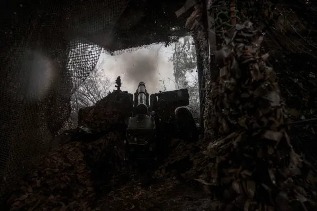 أفراد الخدمة في اللواء العملياتي الثالث عشر «خارتيا» التابع للحرس الوطني الأوكراني يطلقون مدفع «هاوتزر» من طراز «M101» باتجاه القوات الروسية (رويترز)