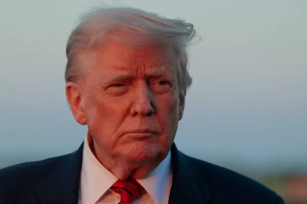 دونالد ترمب يتحدث مع الصحافيين قرب الطائرة الرئاسية في مطار «ليهاي فالي» الدولي (أ.ف.ب)