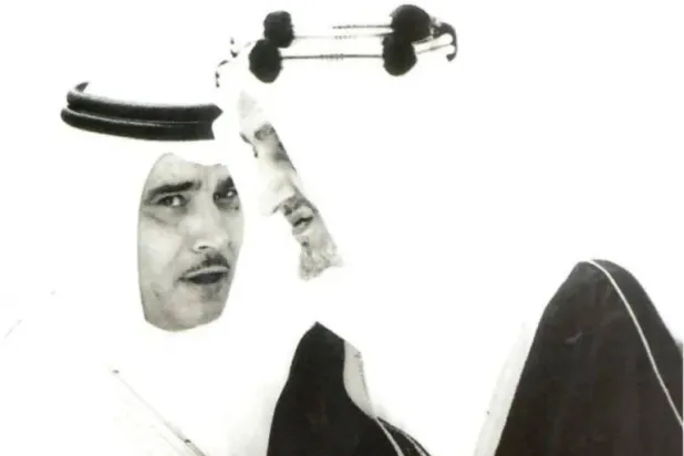 الشيخ العنقري مع الملك فيصل عندما كان وزيراً للإعلام (الشرق الأوسط)