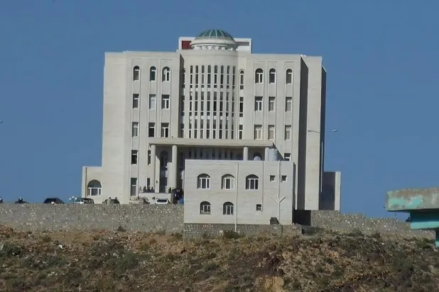 مبنى المجمع القضائي في مدينة تعز اليمنية (إعلام محلي)