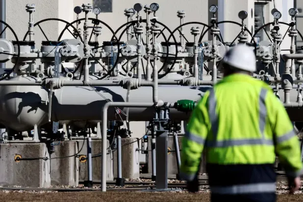 لقطة تُظهر الأنابيب الموجودة بمرافق ترتبط بخط أنابيب الغاز «نورد ستريم 1» في لوبمين بألمانيا (رويترز)