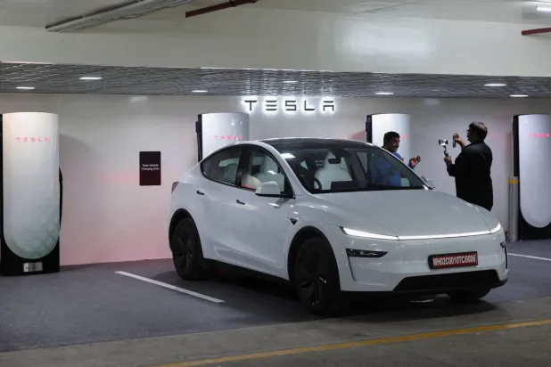  سيارة «تسلا موديل Y» في محطة شحن بمدينة مومباي بالهند (رويترز)