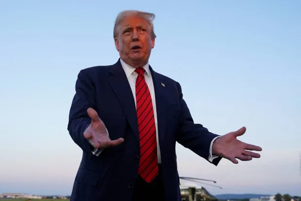 الرئيس الأميركي دونالد ترمب يتحدث إلى الصحافيين في مطار ليهاي فالي الدولي بألينتاون في ولاية بنسلفانيا الولايات المتحدة 3 أغسطس 2025 (رويترز)