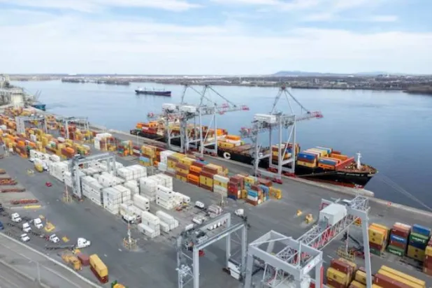 حاويات وشاحنات نقل في ميناء مونتريال بمقاطعة كيبيك الكندية (رويترز)