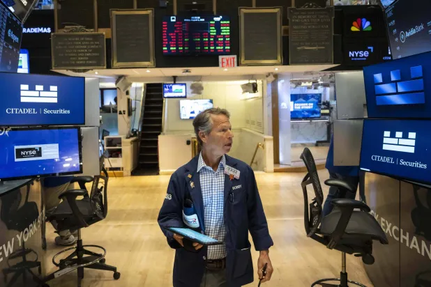 متداول يسير في بورصة نيويورك (أ.ب)