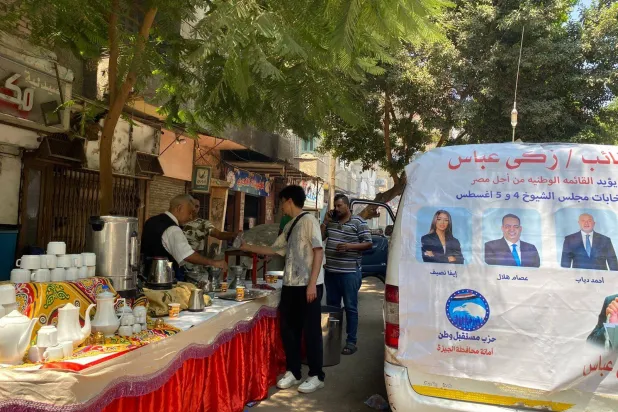 بوفيه لتقديم مشاريب بالمجان للناخبين من أمام إحدى اللجان بالجيزة (الشرق الأوسط)