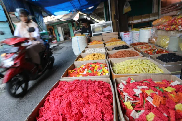 بائعو الأطعمة ينتظرون الزبائن في السوق التقليدية في باندا آتشيه بإندونيسيا (إ.ب.أ)