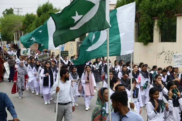 طلاب باكستانيون يحملون أعلاماً ولافتات خلال احتجاج لإظهار التضامن مع الكشميريين الذين يعيشون في الجزء الخاضع للإدارة الهندية من كشمير... الصورة في حيدر آباد باكستان 5 أغسطس 2025 (إ.ب.أ)