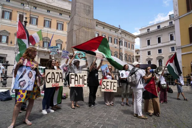 خلال تجمّع خارج البرلمان الإيطالي في روما في مظاهرة دعماً للفلسطينيين 29 يوليو 2025 (أ.ب)