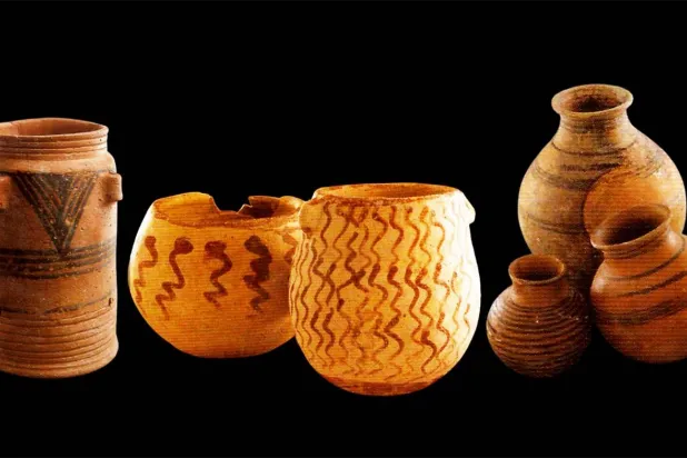 آنية فخارية من محفوظات متحف البحرين الوطني مصدرها مقبرة مدينة حمد