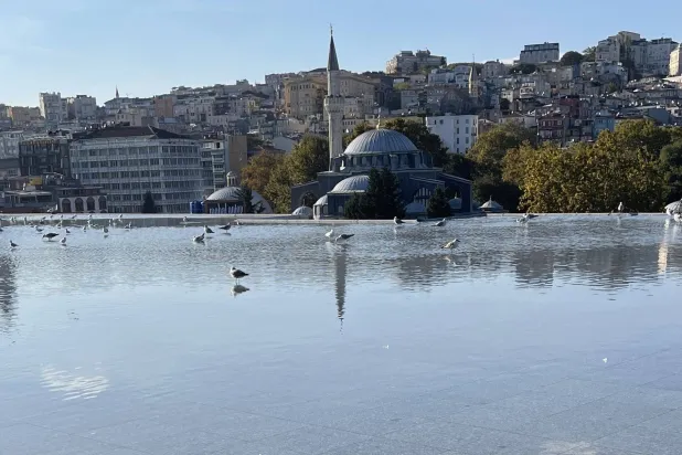 سطح متحف إسطنبول للفن المعاصر المزود ببركة عاكسة تعرض مساجد المدينة وأبراجها ومياه البوسفور (الشرق الأوسط)