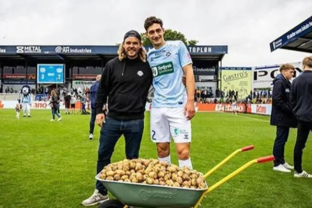 الفرنسي ماكسيم سولاس إلى جوار «جائزة المباراة» (وسائل إعلام دنماركية)