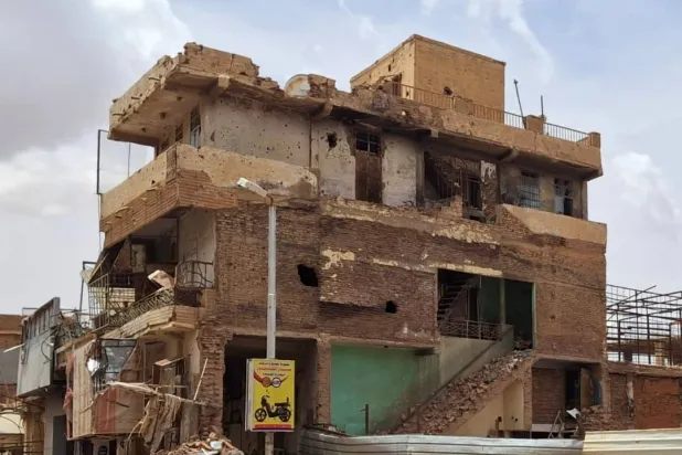 مبنى سكني متضرر في أم درمان (الشرق الأوسط)