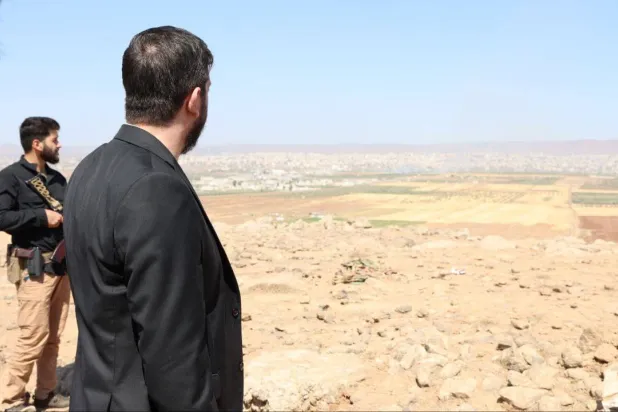 العميد أحمد الدالاتي قائد الأمن الداخلي في السويداء في جولة ميدانية بريف المحافظة (حساب إكس)