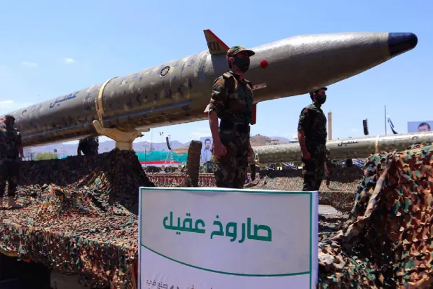 الحوثيون يستعرضون صاروخ يزعمون أنه من تصنيعهم (أ.ف.ب)