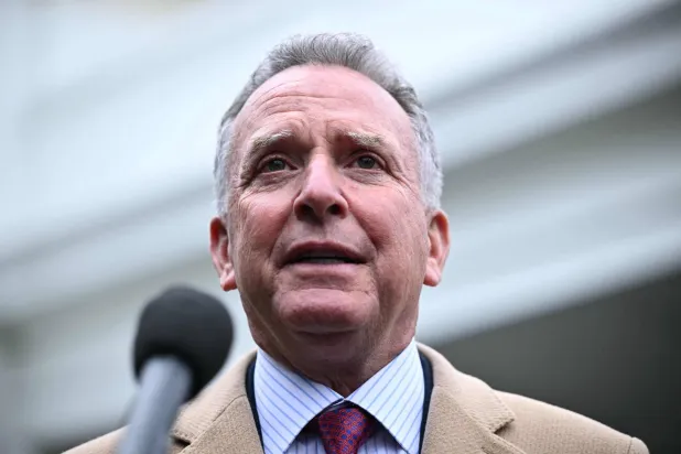 المبعوث الأميركي ستيف ويتكوف يتحدث إلى الصحافيين خارج الجناح الغربي للبيت الأبيض في العاصمة واشنطن، 6 مارس 2025 (أ.ف.ب)