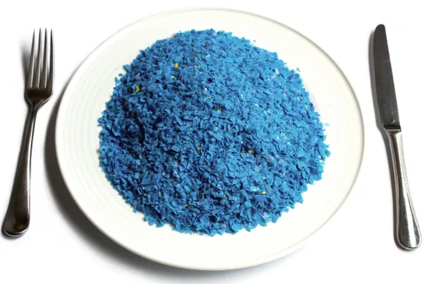 كميات هائلة من جزيئات البلاستيك تغزو الطعام والمياه والهواء وتدخل عبرها إلى الجسم البشري (رويترز)