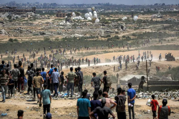 مقتل 20 فلسطينياً بعد انقلاب شاحنة مساعدات عليهم وسط غزة