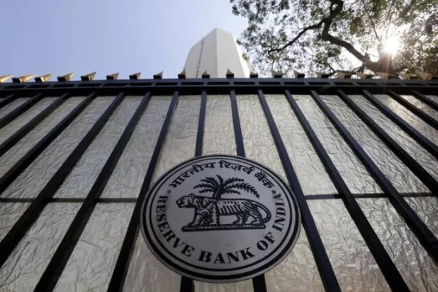 يظهر ختم بنك الاحتياطي الهندي على بوابة مقره الرئيسي بمومباي (أرشيفية-رويترز)