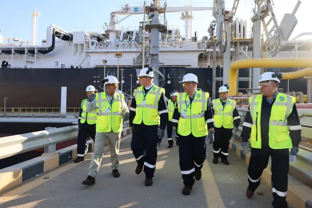 وزير البترول المصري ونظيره الأردني خلال تفقدهما سفينة التغييز بميناء العقبة (وزارة البترول المصرية)