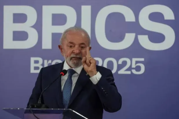 لويس إيناسيو لولا دا سيلفا يتحدث إلى وسائل الإعلام خلال قمة «بريكس» في ريو دي جانيرو يوم 7 يوليو 2025 (رويترز)