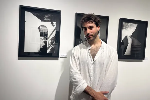 كريس نصار يبرز التباين بالأبيض والأسود (الشرق الأوسط)