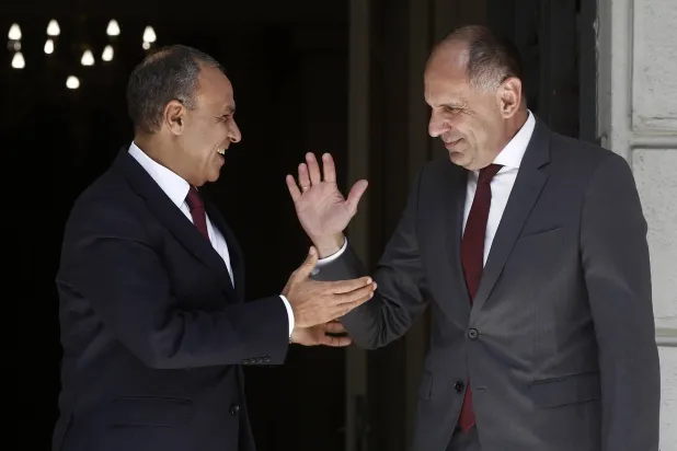 وزير الخارجية المصري بدر عبد العاطي في ضيافة نظيره اليوناني جورجوس جيرابيتريتيس (إ.ب.أ)