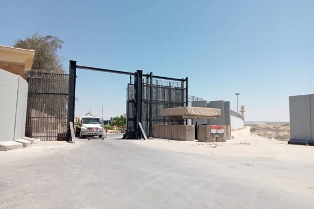 بوابة فرعية يمين بوابة معبر رفح تدخل منها الشاحنات في طريقها إلى معبر «كرم أبو سالم» (تصوير: محمد عبده حسنين)