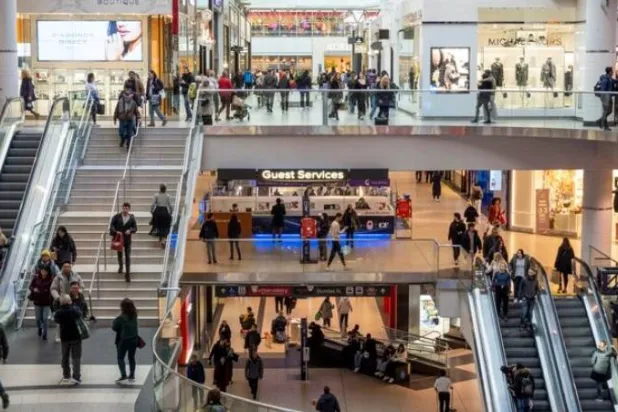 متسوقون داخل مركز «إيتون» في تورونتو (أرشيفية - رويترز)